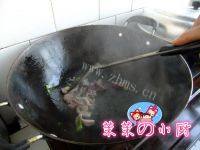 家常菜蒜黄炒肉做法图解7)