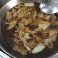 诱人的白菜炖冻豆腐做法图解7)
