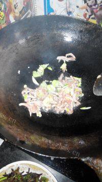 肉丝蕨菜做法图解2)