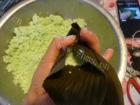 美味的绿西米蜜枣粽做法图解9)