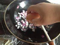 美味的洋葱炒饭做法图解4)