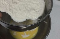 油而不腻的戚风蛋糕做法图解3)