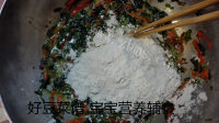 好吃的胡萝卜菠菜饼做法图解8)