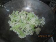 下饭的腊肠炒菜花做法图解4)