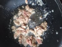 美味的四季豆炒肉做法图解5)