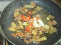 自制美食木耳炒肉片做法图解5)