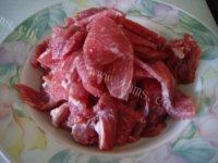 诱人的肉片炒丝瓜做法图解2)
