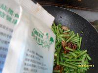 家常菜豆角炒鸡肉做法图解8)