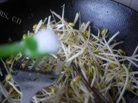 味道不错的韭菜炒豆芽做法图解6)