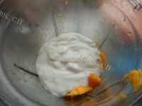 自制芒果酸奶奶昔做法图解4)