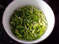 「念念不忘」蒜苔肉丝做法图解1)