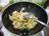 家常菜青椒炒豆皮做法图解9)
