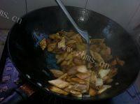 自制鸡腿菇炒肉做法图解8)