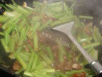 「DIY美食」芹菜炒肉做法图解4)