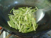 美美厨房之蒜苔炒腊肉做法图解3)