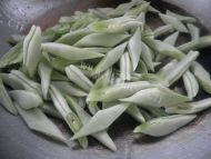 回味无穷的四季豆炒肉做法图解5)