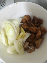 诱人的秋葵炒肉片做法图解2)