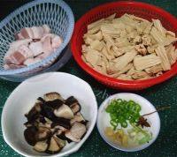 营养香菇腐竹炖五花肉做法图解1)