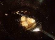 美味的拔丝草莓咕噜肉做法图解4)
