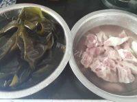 美味的玉米海带排骨汤做法图解1)
