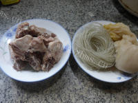 好吃的酸菜粉条煮龙骨做法图解1)