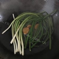 香气浓郁的葱焅鲫鱼做法图解5)
