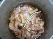 酸菜肥肠做法图解1)