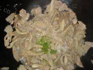 平菇炒肉做法图解7)