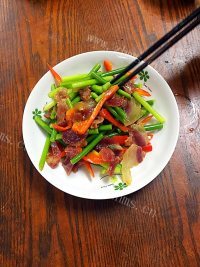 色泽鲜亮的蒜苔炒腊肉做法图解6)