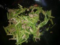 芹菜木耳炒肉丝做法图解8)