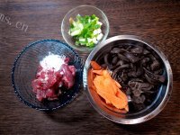红蘑炒肉做法图解1)