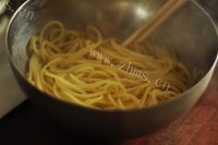美味奶油培根意面做法图解6)