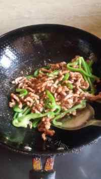家常青椒炒肉丝做法图解7)