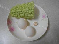 秀色可餐的鸡蛋炒苦瓜做法图解1)