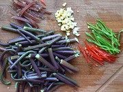 家常菜腊肉炒山蕨做法图解1)