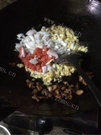 美味的洋葱蛋炒饭做法图解7)