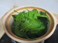 美味的菠菜粉丝汤做法图解5)