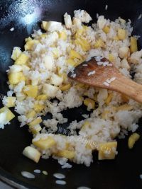 喷香的菠萝炒饭做法图解5)