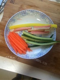 美味的肉松卷寿司做法图解4)