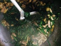 鲜美可口的韭菜炒肉丝做法图解14)