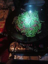 家常菜豆角炒香肠做法图解6)