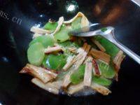 家常菜莴笋炒腐竹