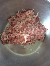 美味的猪肉芹菜馅饼做法图解3)