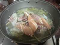 酸甜酸菜旗鱼汤做法图解6)