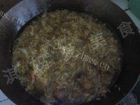家常菜猪肉酸菜炖粉条做法图解11)