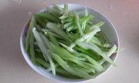 家常菜素炒芹菜做法图解1)