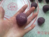美味的紫薯蛋黄月饼做法图解10)