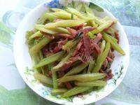 腊肠炒芹菜