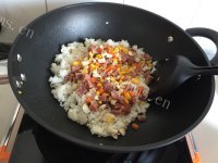 自制蘑菇香肠炒饭做法图解7)