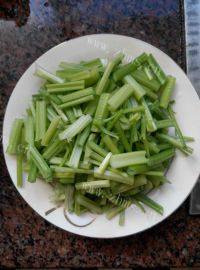 家常菜芹菜炒肉做法图解2)
